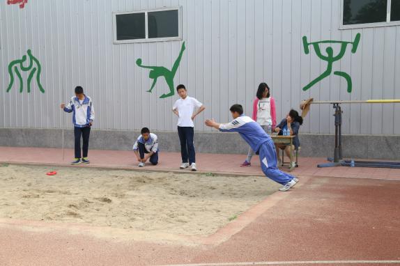 北京市奶子房中学